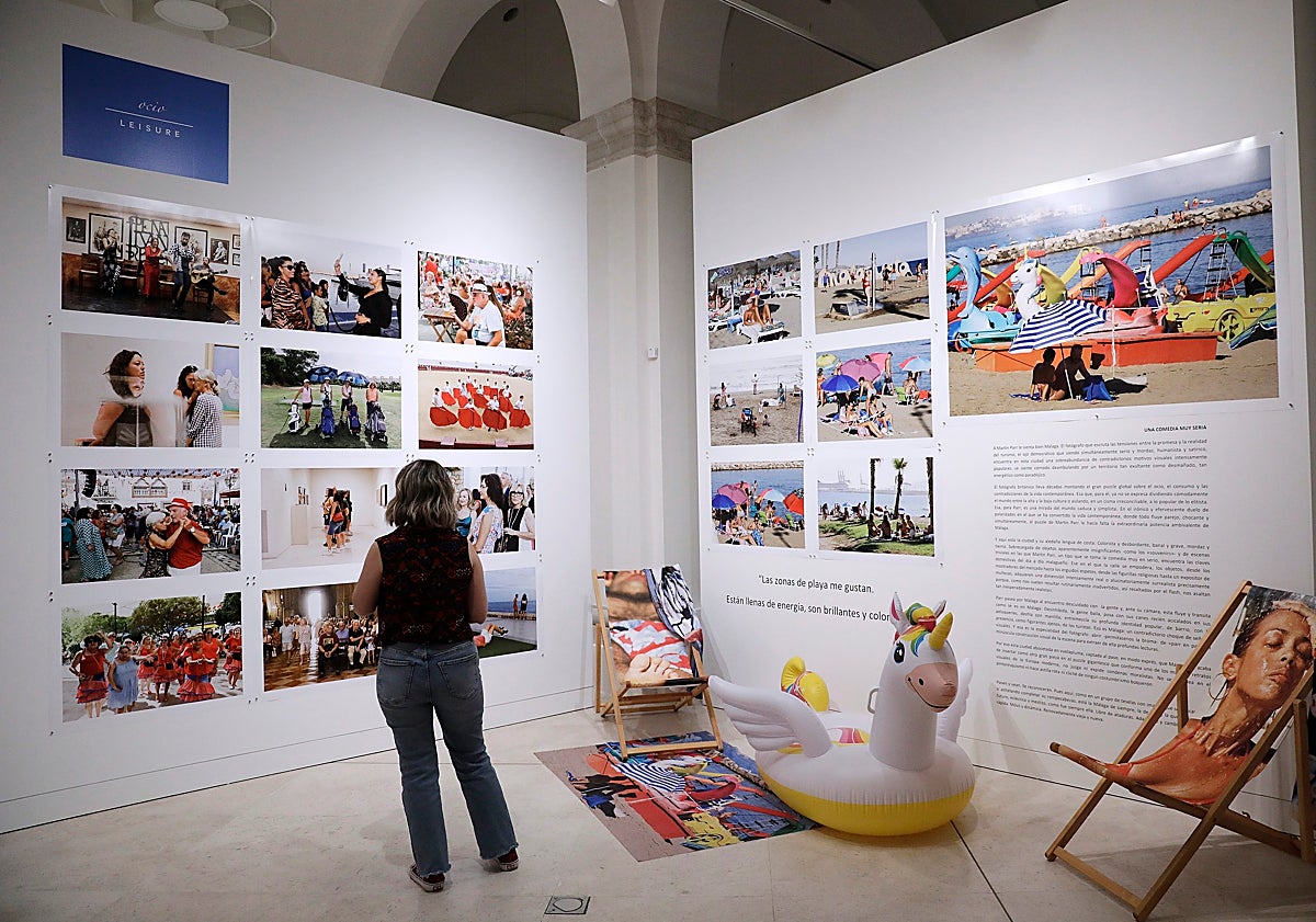 Imagen principal - Entre el &#039;pescaíto&#039;, el turismo y las verbenas: así es la Málaga que conquistó a Martin Parr