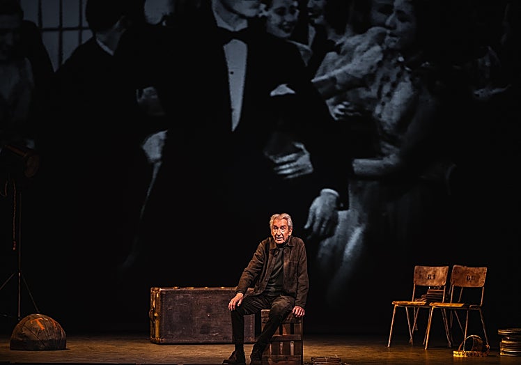 Proyecciones con imágenes reales de la época ayudan a dar contexto a la vida de Fernán Gómez.