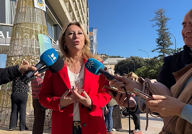 Carolina España ante el árbol de las ilusiones.