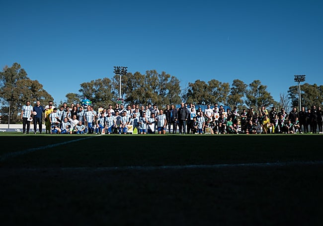 Todos los participantes en el partido benéfico.