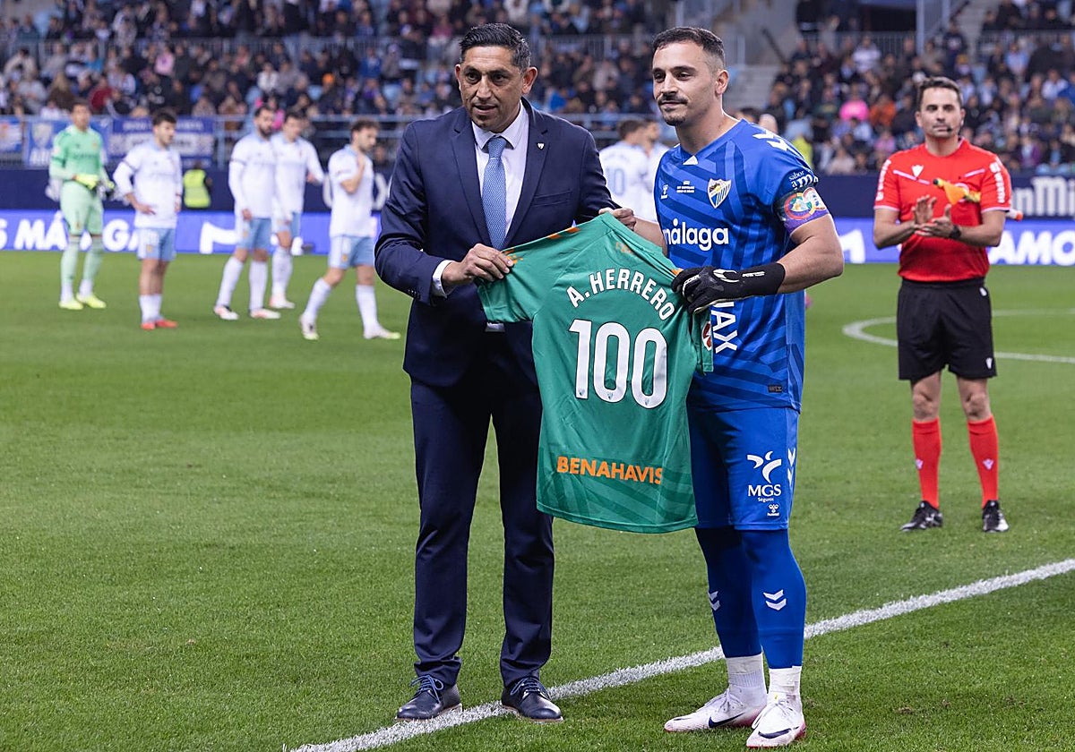 Basti entrega a Alfonso Herrero una camiseta conmemorativa de su centenario.
