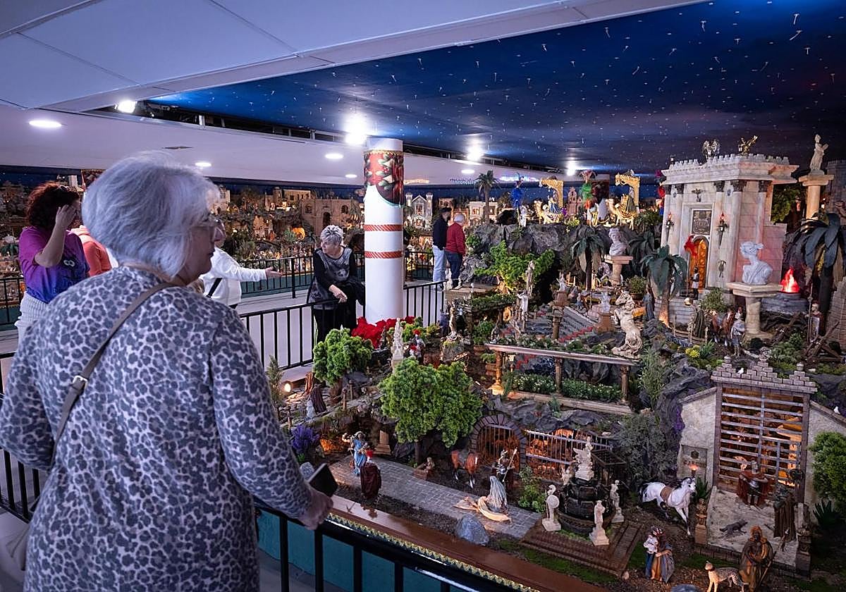 Un paseo por algunos de los belenes navideños que decoran Málaga este 2025