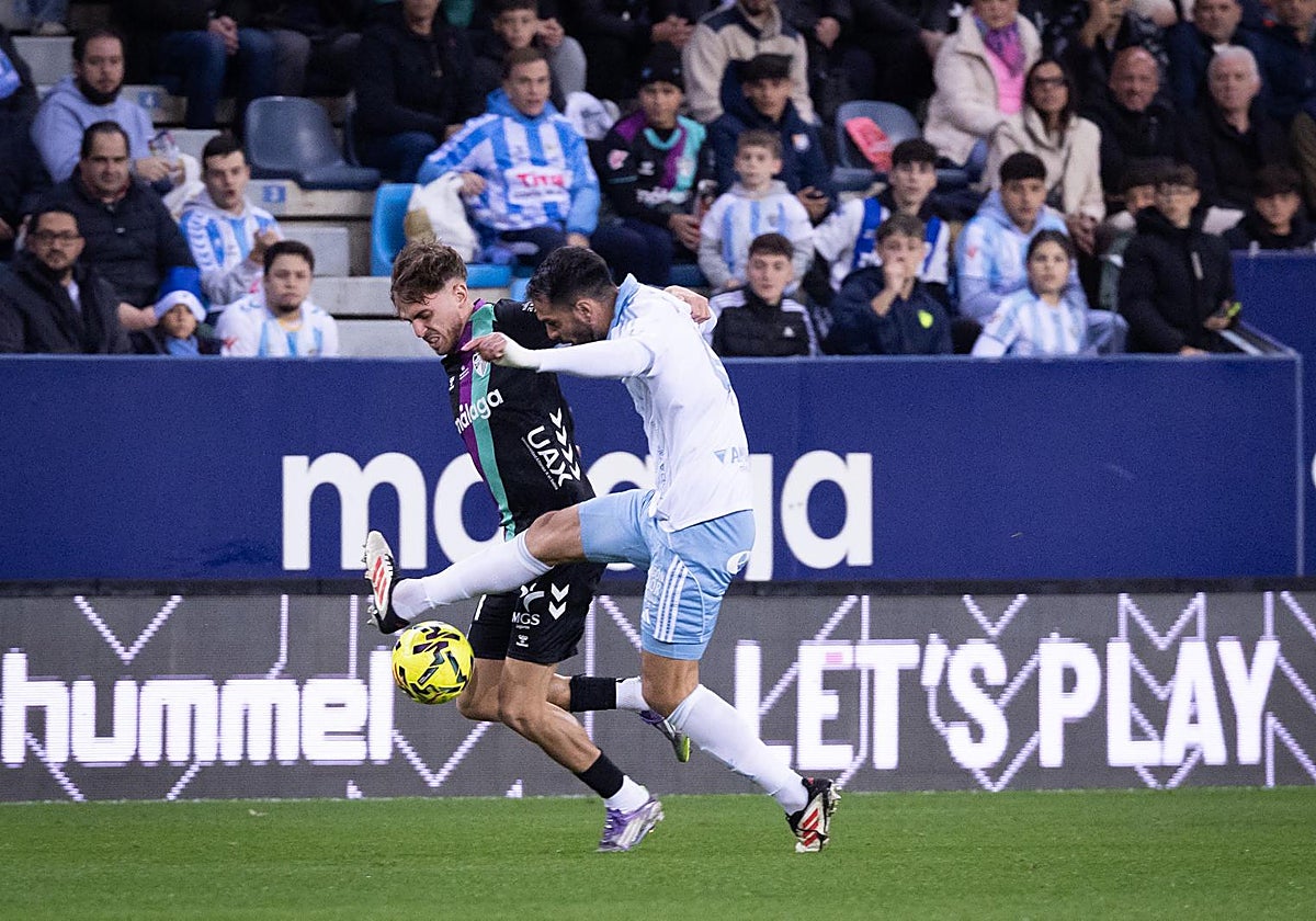 Adrián Niño, en una acción de ataque en el partido.