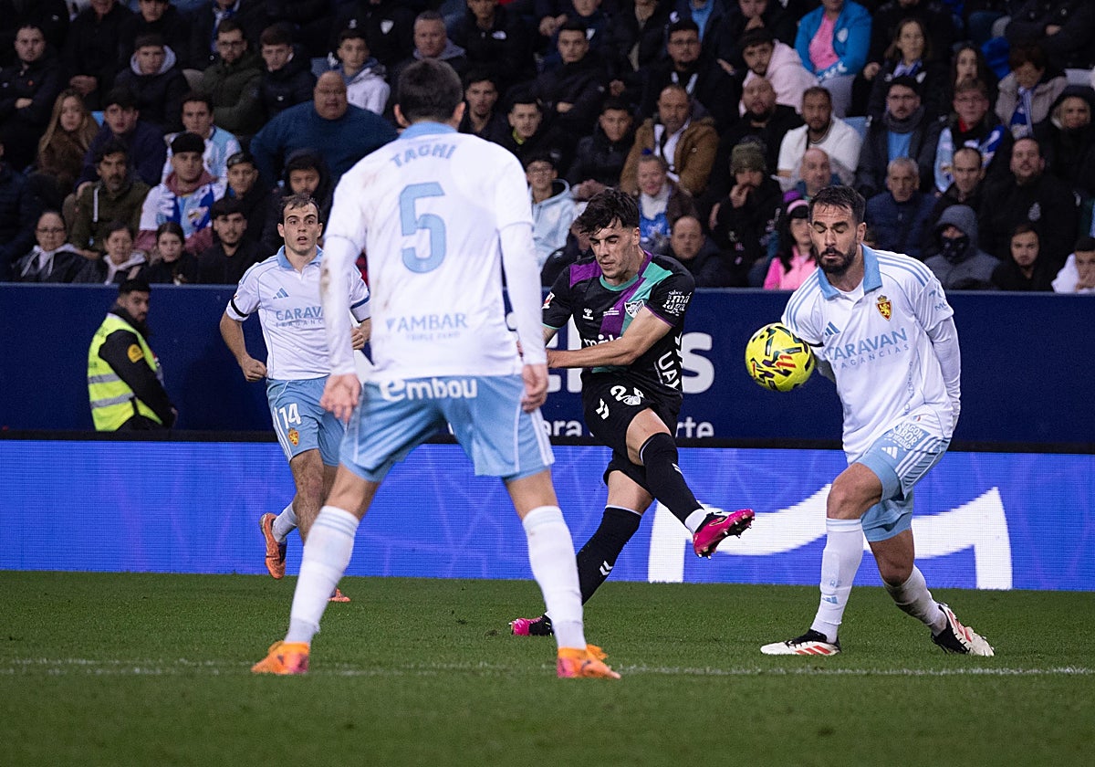 Un remate de Lobete, en el partido del lunes del Málaga ante el Zaragoza.