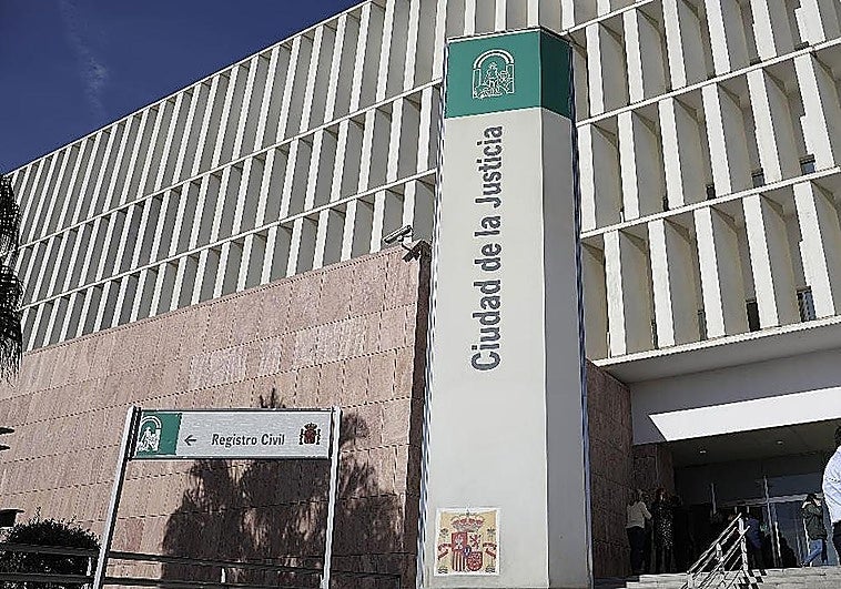 Acusan a una mujer por apuñalar con un cuchillo de sierra a otra en Benalmádena