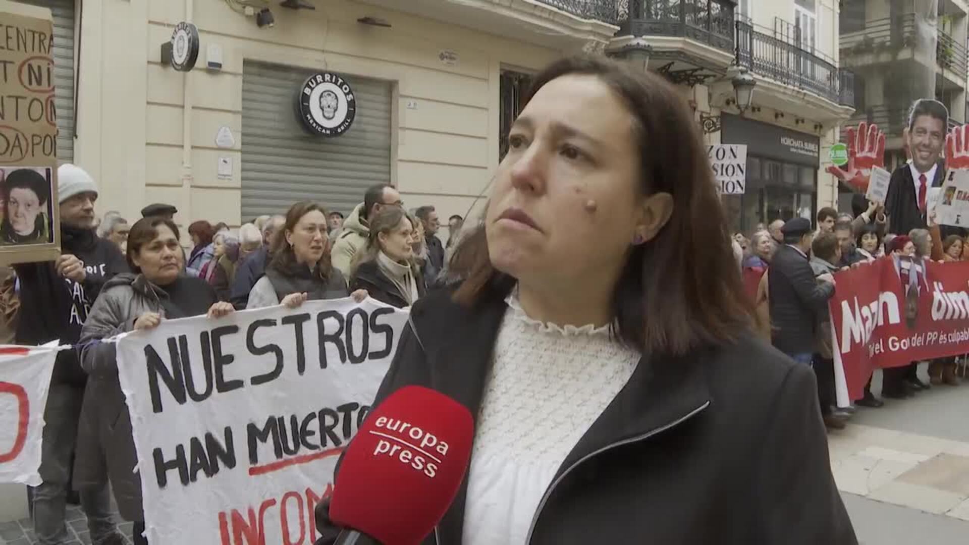 Afectados por la dana se concentran en Les Corts para pedir que voten 'sí' a la dimisión de Mazón