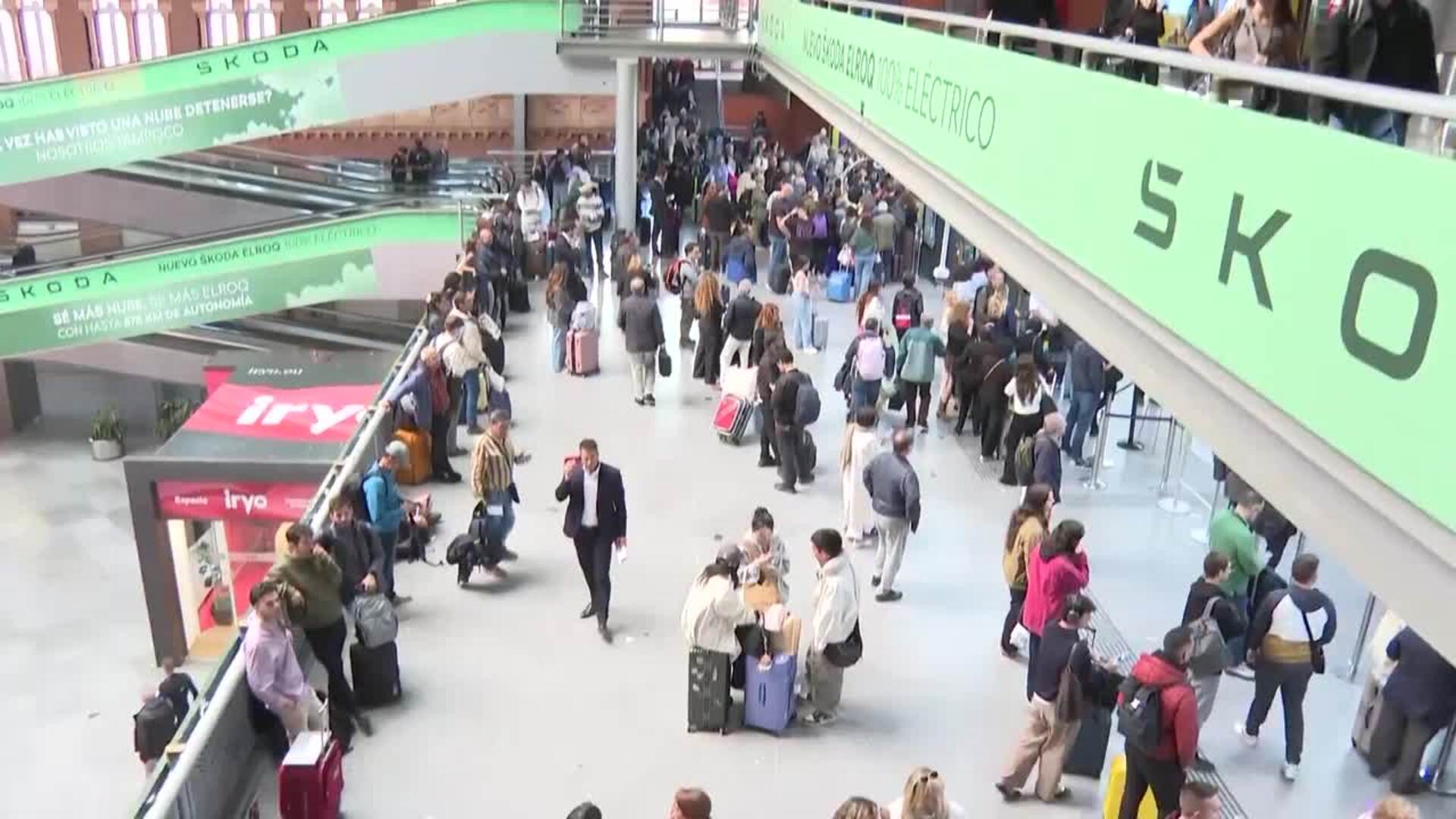 Viajeros se ven afectados por retrasos en trenes en la estación de Atocha