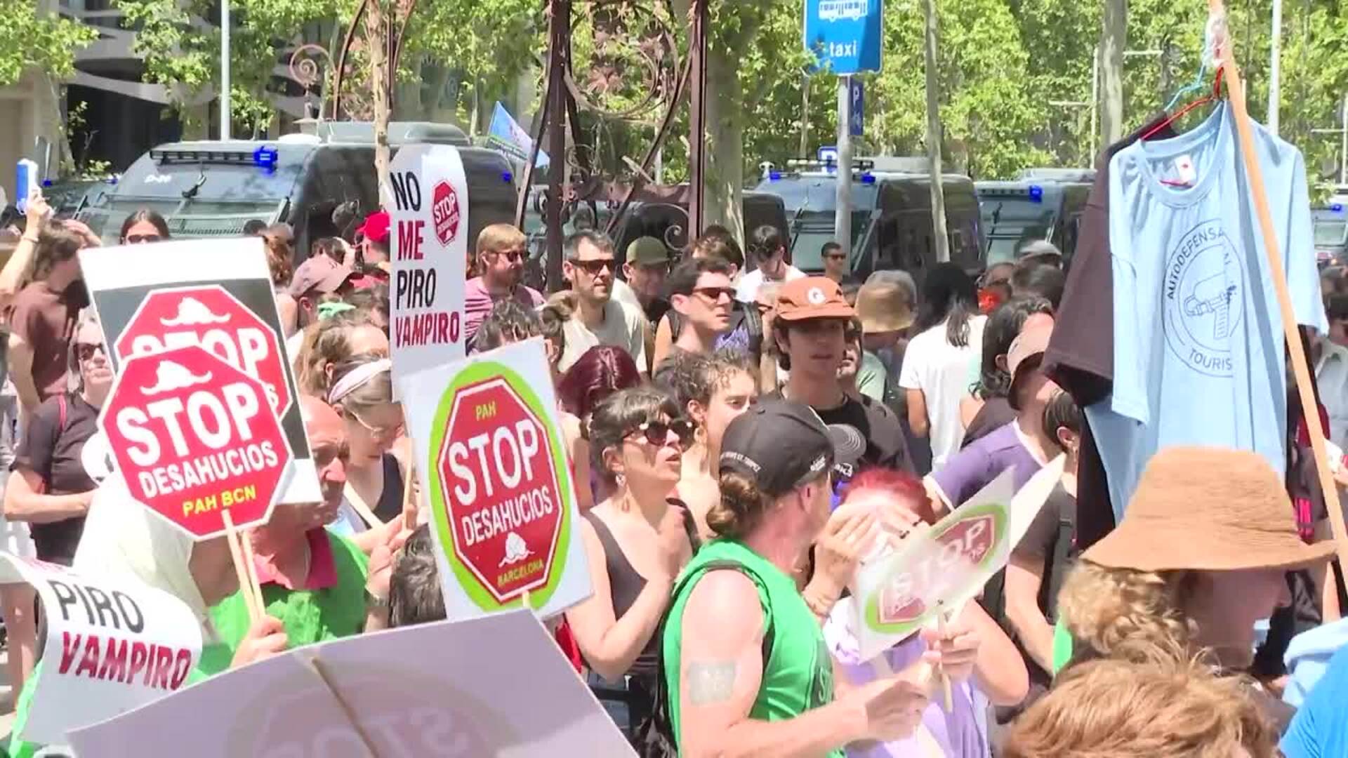 Unas 600 personas protestan contra la masificación turística en Barcelona