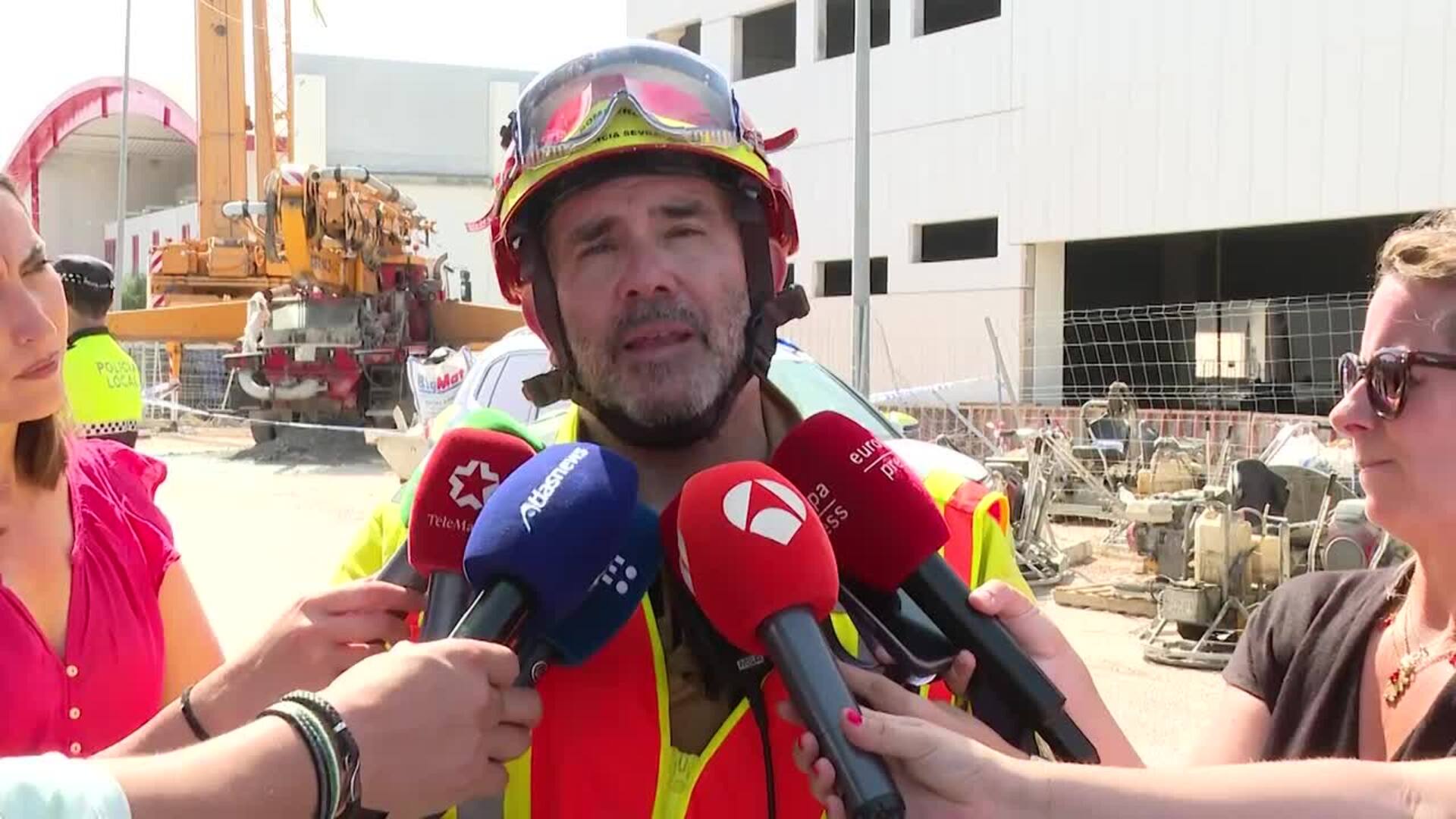 Los bomberos se afanan en rescatar el cadáver del obrero fallecido en Camas (Sevilla)