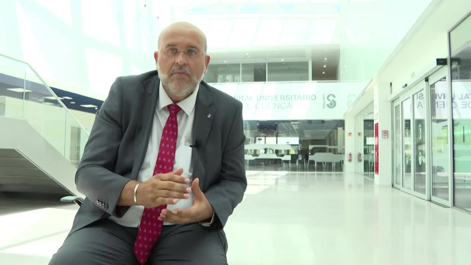 La mano derecha de Page le ensalza como "vela encendida" del PSOE ante la "oscuridad"