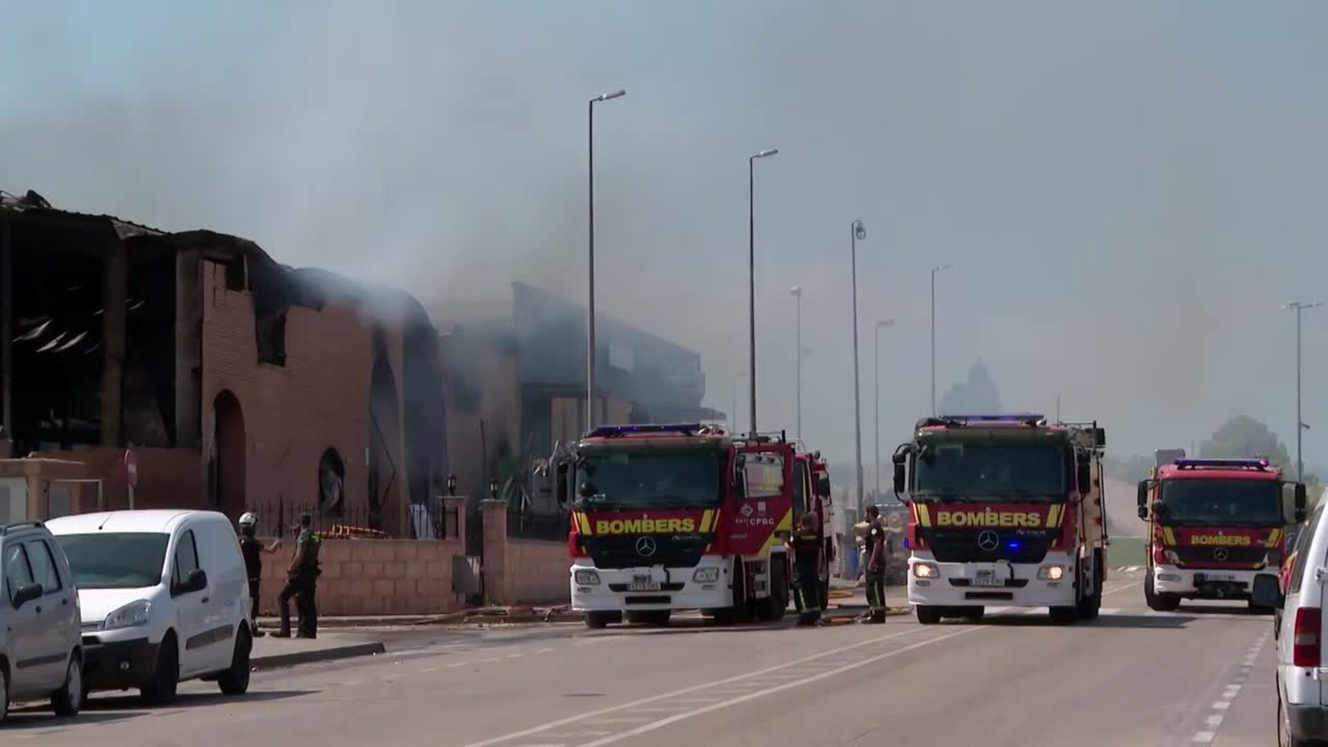 Controlado el incendio industrial que ha afectado a varias naves en Vinaròs (Castellón)
