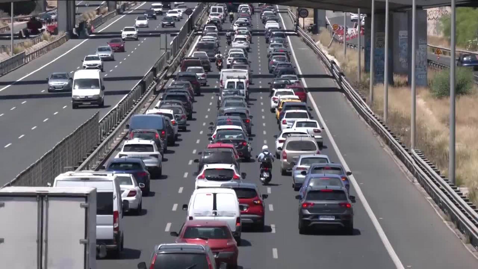 Miles de turistas se desplazan con motivo del inicio de sus vacaciones en el mes de agosto