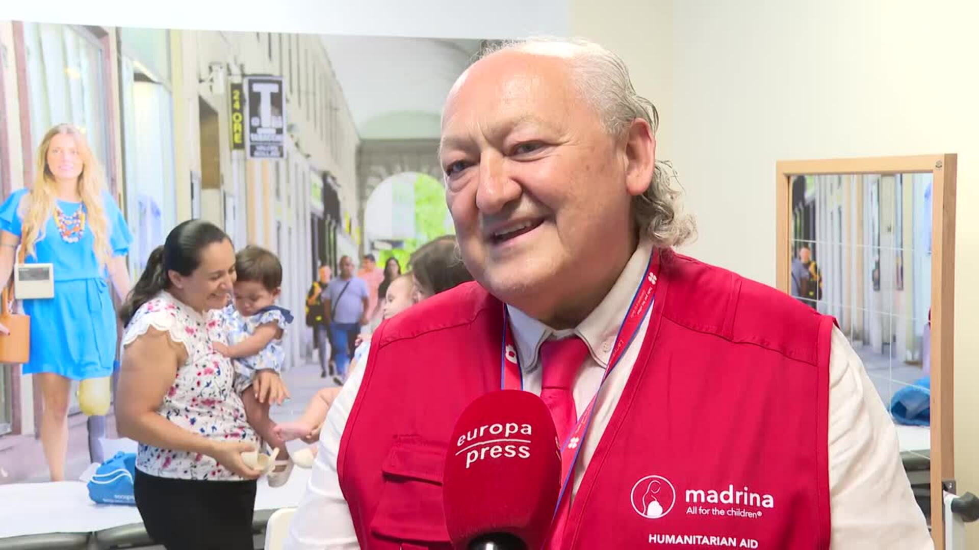 Fundación Madrina entrega cascos ortopédicos a dos mellizas de nueve meses para su tratamiento