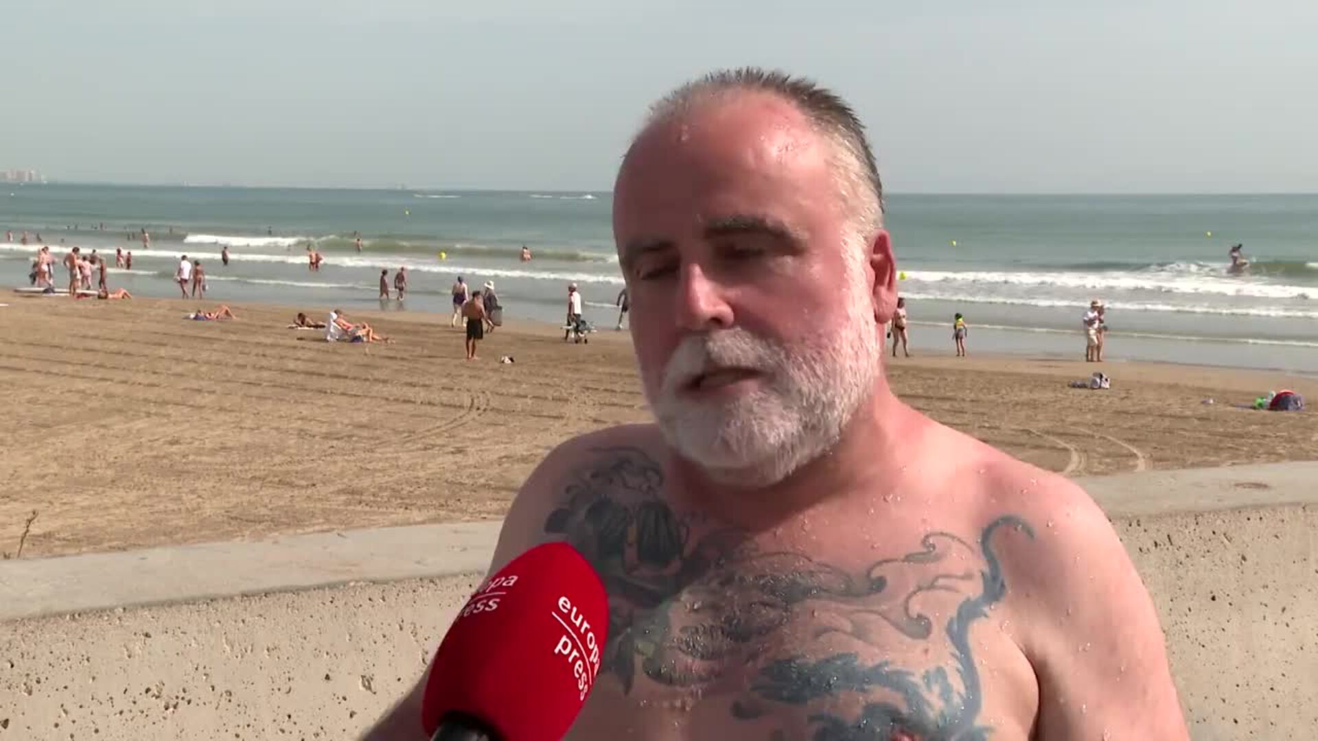 Los valencianos disfrutan del primer domingo de septiembre en la playa: "Sigue el verano"