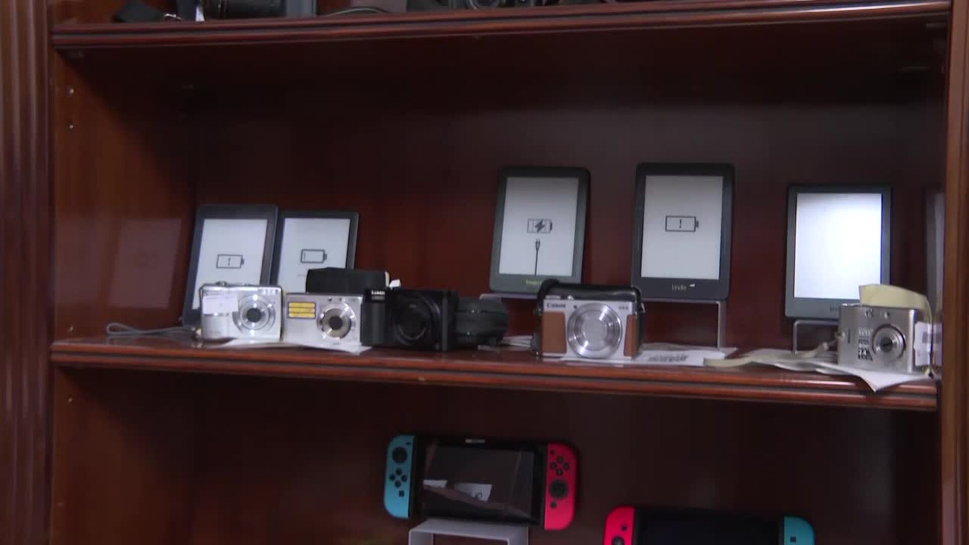 Salen a subasta 550 dispositivos electrónicos de la Oficina de Objetos Perdidos de Madrid