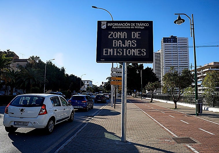 La Zona de Bajas Emisiones no multa a los coches contaminantes con matrículas extranjeras