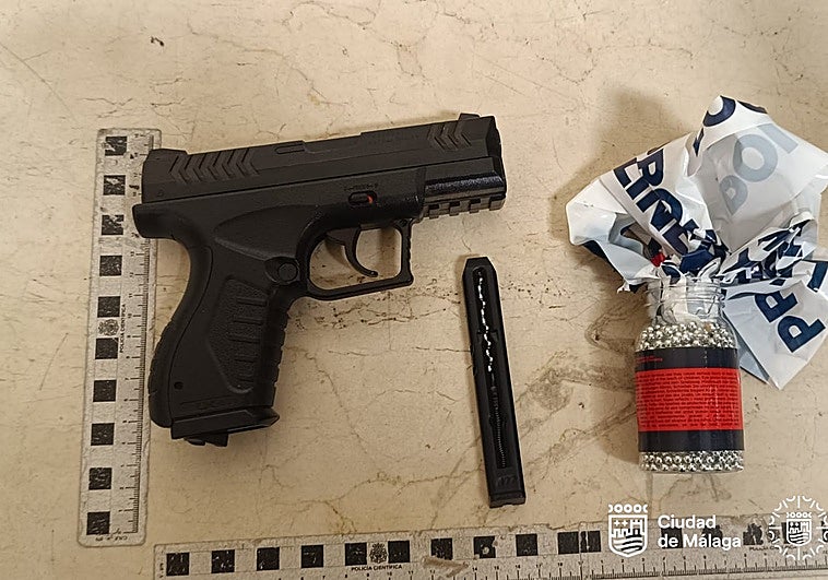 Dispara a un hombre que paseaba a su perro en Málaga y un balín se le incrusta en la mejilla