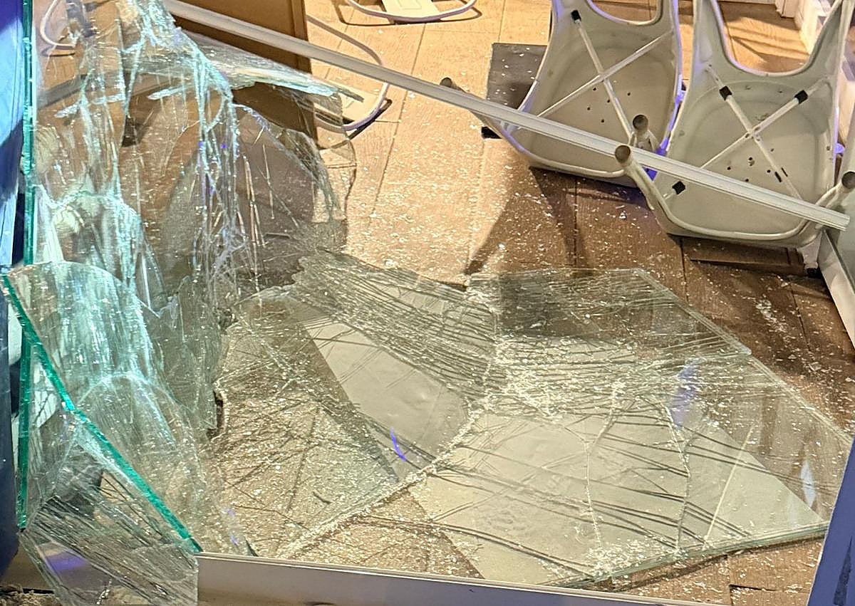 Imagen secundaria 1 - El torpe robo de unos aluniceros en un Rosario's Burguer en Málaga: empotran el coche y se queda atascado