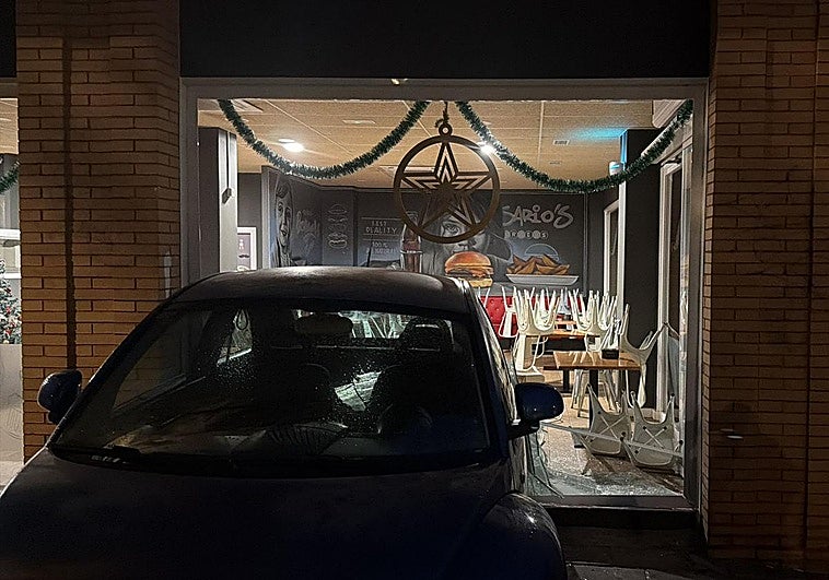 El torpe robo de unos alucineros en un Rosario's Burguer en Málaga: empotran el coche y se queda atascado