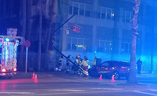 Herida una conductora al volcar tras chocar con un semáforo en la ...