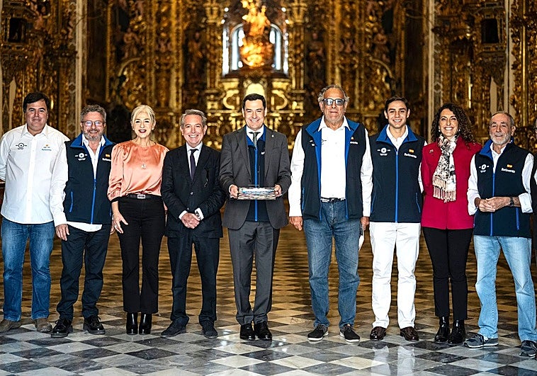 El presidente de la Junta de Andalucía recibe al equipo de regatas Estrella del Viento