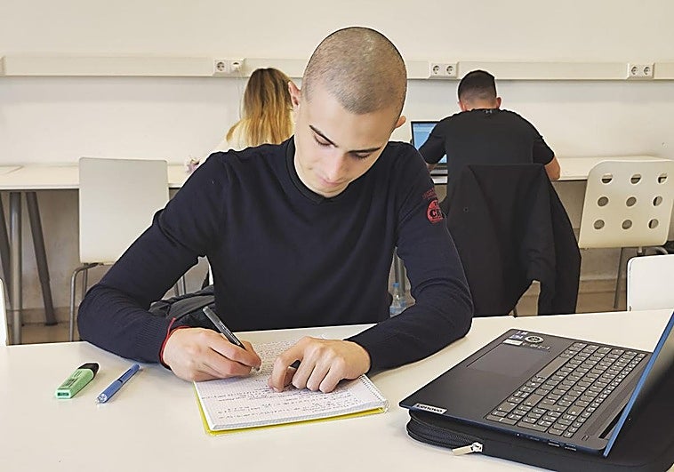 La vida en Málaga de un joven universitario con leucemia: «Me gusta pensar que tiene sentido seguir estudiando»