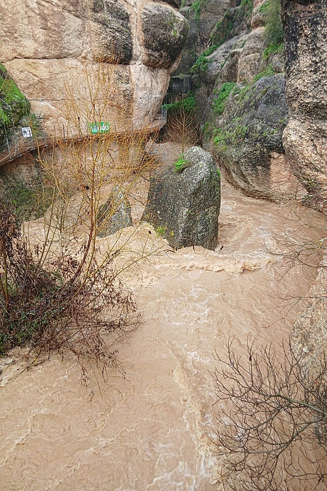 Crecida del río Guadalevín a su paso por el Tajo de Ronda.