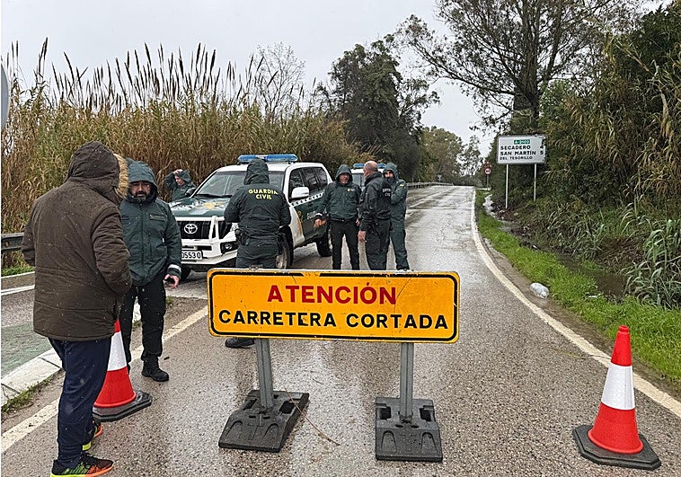 Los 1.500 vecinos de Secadero, incomunicados por segunda vez en una semana tras desbordarse el Guadiaro
