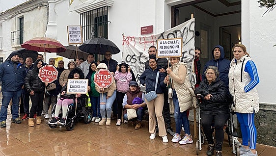 El pleno de Manilva aprueba por unanimidad una moción institucional para frenar el desalojo de 62 viviendas la próxima semana