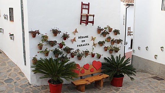 Los pueblos de Málaga que quieren besos: casi una veintena de rincones invitan a muestras de cariño