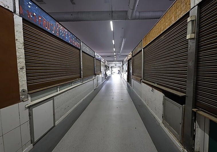 Los mercados de barrio de Málaga luchan contra las persianas bajadas