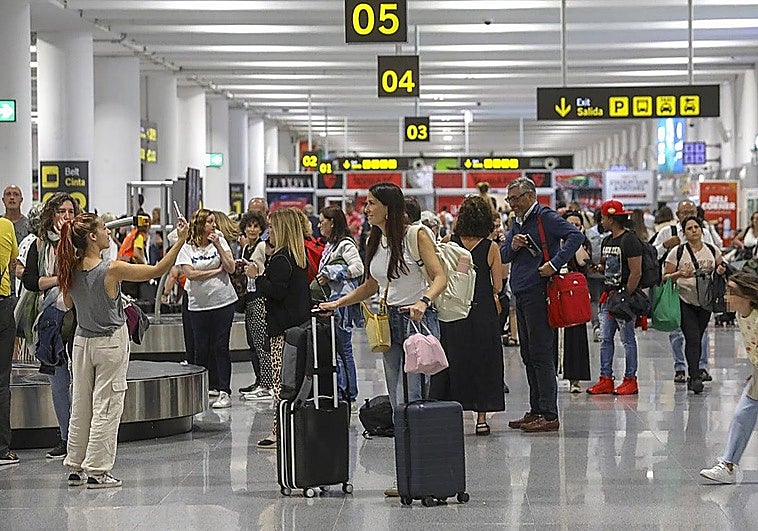 Facua denuncia a cuatro aerolíneas por imponer fechas límite para usar sus tarjetas regalo