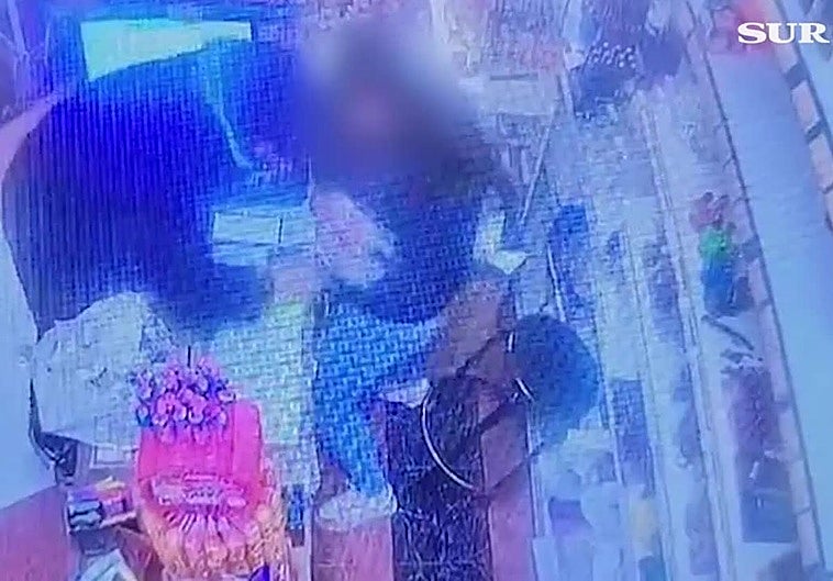Apuñala a la dependienta de una tienda de Mijas para robar la caja: hay un padre y un hijo detenidos