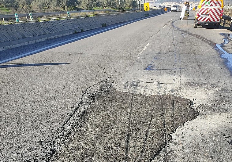 Fin al conflicto en el acceso de Antequera: la Junta empieza a reparar los baches de la carretera