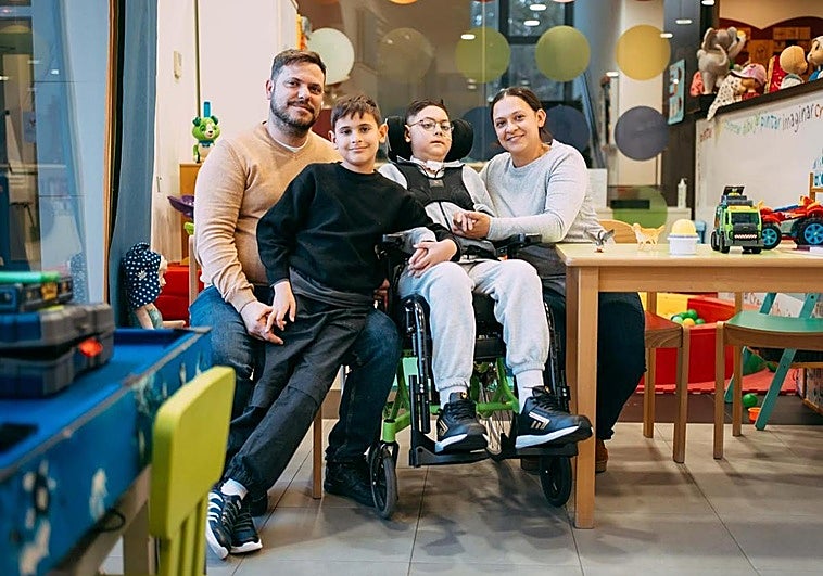 Nico, el niño malagueño con cáncer que necesita un coche adaptado