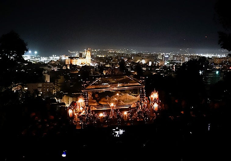 El vía crucis de antorchas, un canto al valor de lo auténtico