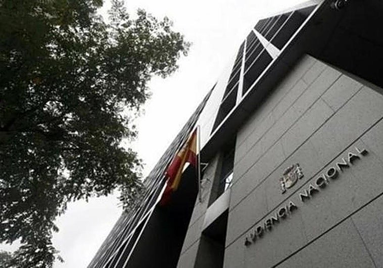 Indemnización de 20.000 para una funcionaria que sufrió una triple fractura al tropezar con los cables sueltos del ordenador