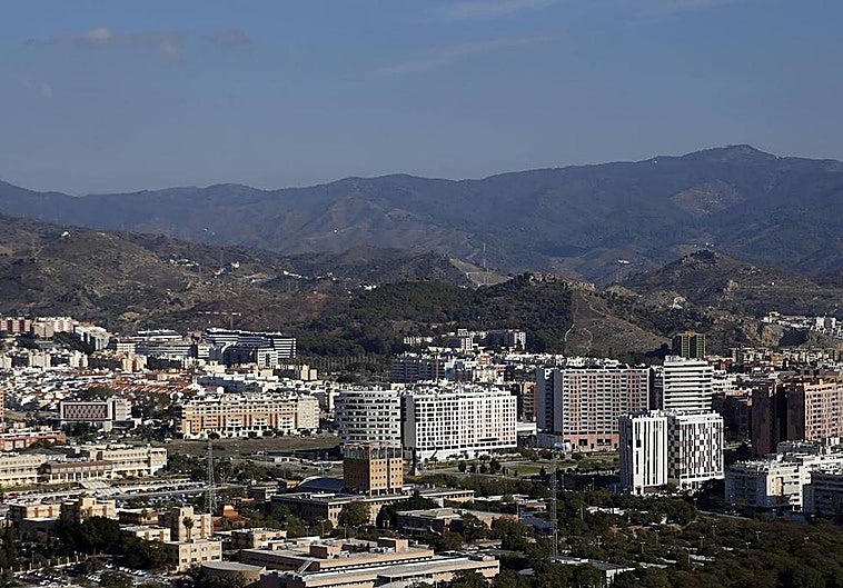 Reordenación del tráfico desde este jueves en una de las rotondas más concurridas de Teatinos