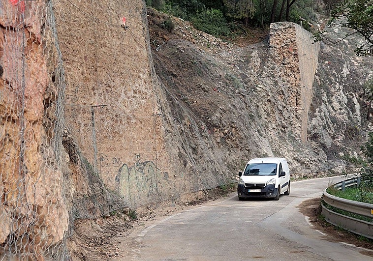 Reabre al tráfico la calle Chorreadero de Marbella tras culminar los trabajos de estabilización del talud