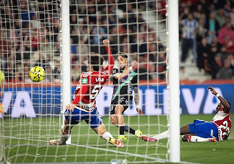 El Málaga conquista el fortín de Los Cármenes (0-1)