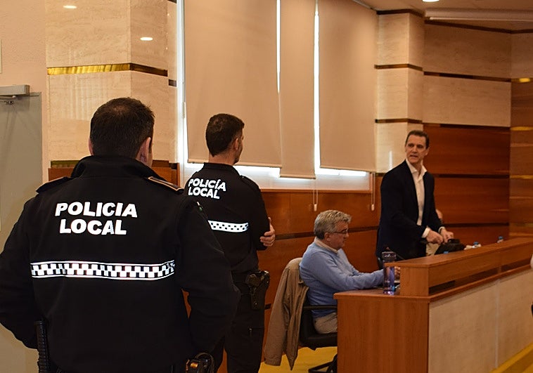El pleno del 8-M en Alhaurín de la Torre termina con el concejal de Vox expulsado