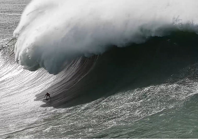 La imagen viral del malagueño Alberto Truncer, cazado por una ola gigante en Nazaré