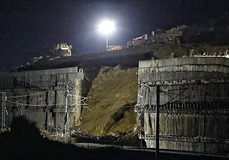Málaga se juega la Semana Santa con el AVE, mientras Adif trabaja día y noche en el talud de Álora