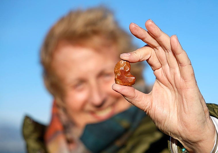 Encuentran una piedra de sílex de 42.000 años paseando por la playa de Los Álamos