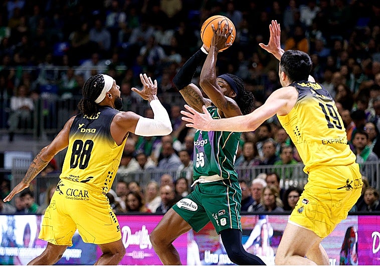 El Tenerife desquicia al Unicaja (70-95)