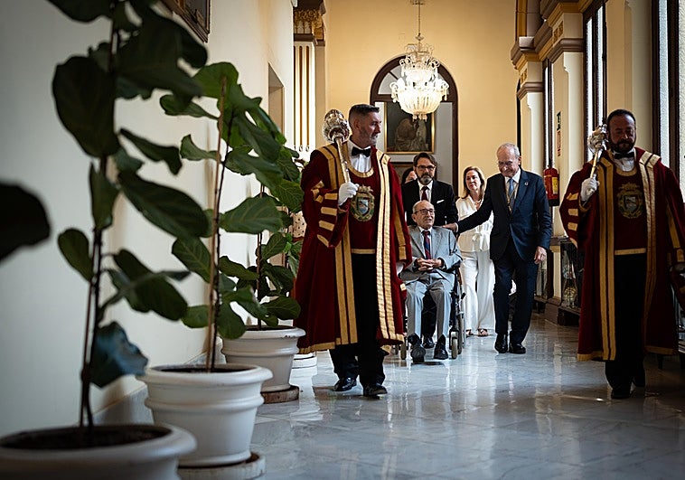 ¿Las distinciones que da el Ayuntamiento de Málaga son costosas? Secretaría e Intervención discrepan