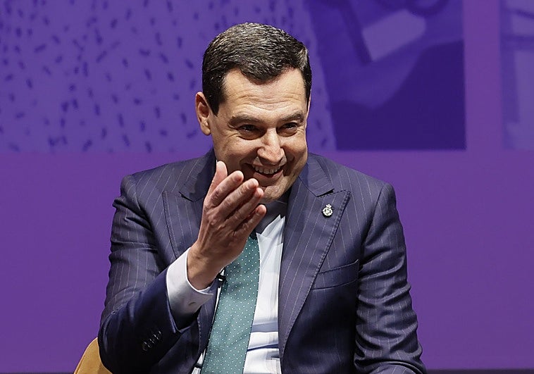 Juanma Moreno se ve solo en la meta: O él o el lío