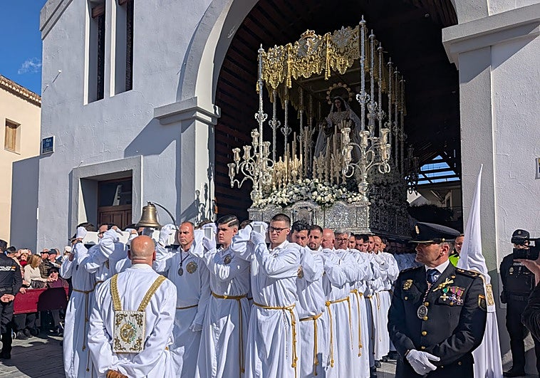 La Virgen del Rocío vuelve a procesionar con palio en Vélez-Málaga tras el incendio de 2023