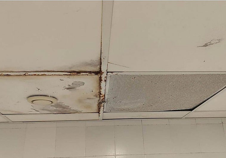 Un accidente revela el deterioro de los techos de los vestuarios de la piscina del complejo Elola de Fuengirola