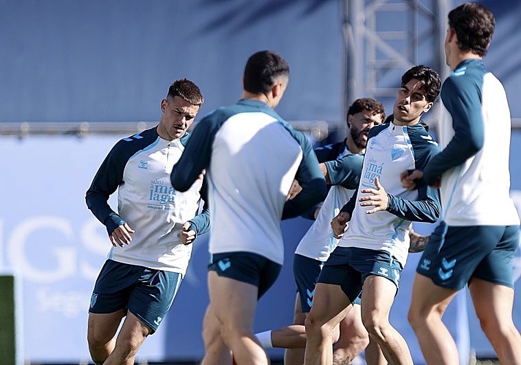 El Málaga viaja con 25 jugadores convocados para los dos partidos de la semana
